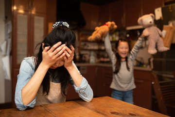 育児に疲れた母親