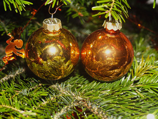 Dekoration eines Weihnachtsbaums.