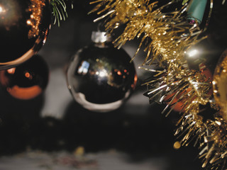 Dekoration eines Weihnachtsbaums.