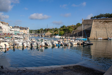 Fototapeta na wymiar Belle-Ile-en-Mer. Port de plaisance et citadelle Le Palais. Morbihan. Bretagne