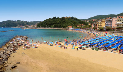 Plage de Lérici avec de nombreux parasols, en été, sur la côte ligure. Italie.