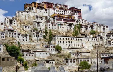 Naklejka premium Villaggio bianco buddhista arroccato a Shey nel Ladakh in India.