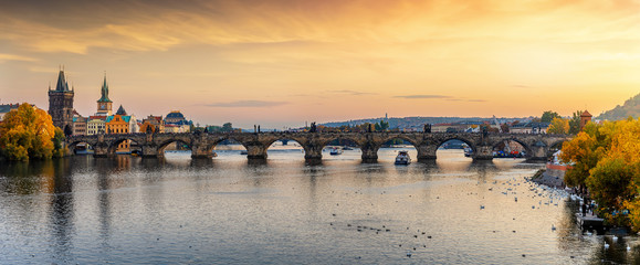 Panorama der berühmten Karlsbrücke über die Moldau in Prag an einem Sonnenuntergang im Herbst