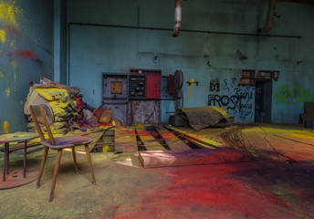 bunter boden mit farbe in einer fabrik