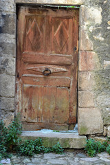 Jolie porte en bois rustique du sud de la France