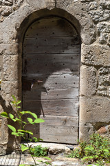 Fototapeta premium Jolie porte en bois rustique du sud de la France