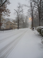 Naklejka premium county road under the first snow of the season in November