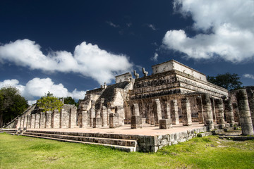 Obraz premium Mexico, the ancient Mayan city of Chichen Itza. Temple of the Warriors.