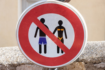Panneau maillot de bain interdit en ville