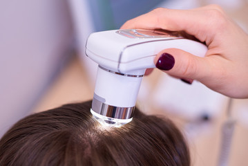 Diagnostic complex for microscopic examination of hair and skin of the scalp.