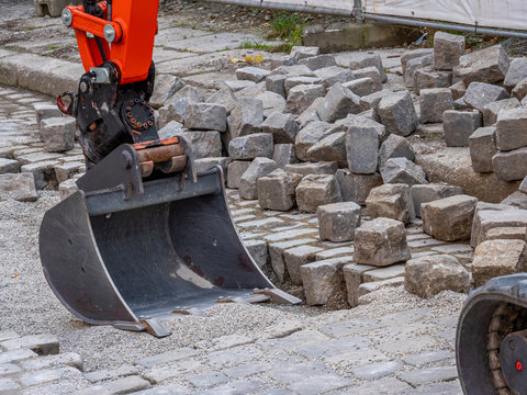 Wegebau Pflastersteine Gartenbau mit einem Bagger