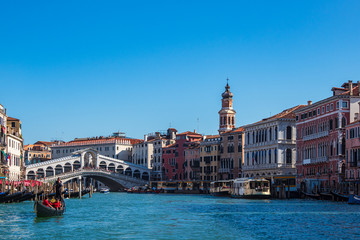 Blick auf die Rialto Brücke in Venedig, Italien