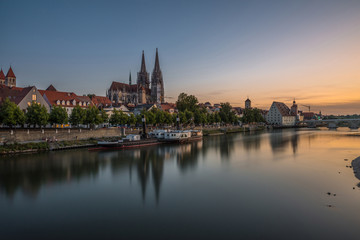 Regensburg während Sonnenuntergang mit Donau und Dom und steinerne Brücke, Deutschland