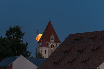 Vollmond über den Dächern und Türmen von Regensburg, Deutschland