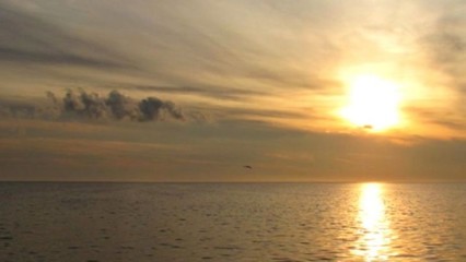 Obraz premium golden sunset and clouds over the horizon