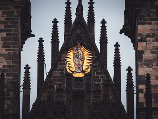 Zoom on the church of Our Lady of Týn in Prague.