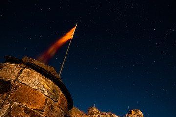 Die wehende Fahne bei Nacht und ein Paar sterne 