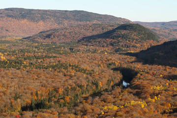 Montagnes et rivi&egrave;re en automne dans la Vall&eacute;e du Bras-du-Nord, Saint-Raymond, Qc. Canada