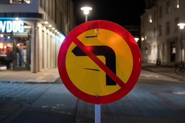 Verkehrsschild in Reykjavik verbietet das Linksabbiegen