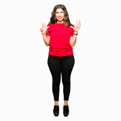 Obraz premium Young beautiful woman wearing casual t-shirt showing and pointing up with fingers number eight while smiling confident and happy.