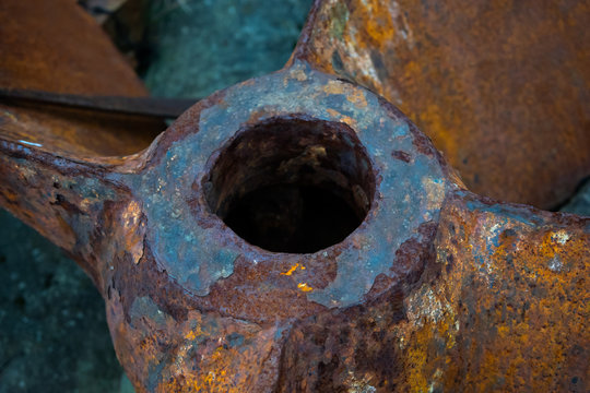 H&eacute;lice de un barco oxidada en el suelo 