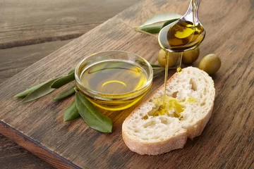 Gordijnen sneetje brood gekruid met olijfolie op houten achtergrond © vetre