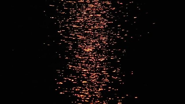 水面をゆらゆら揺れる街灯の明かりに照らされたさざ波-横向き-スローモーション