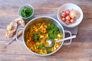 Gemüsesuppe in einem Topf