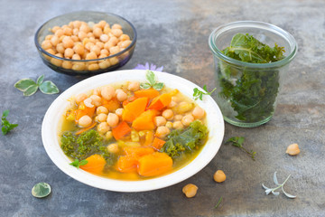 Kürbis- Grünkohl- Suppe mit Kichererbsen