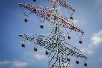 Netzausbau - Stahlmasten warten auf neue Stromleitungen