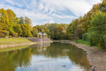 Fototapeta na wymiar beautiful pond in the park