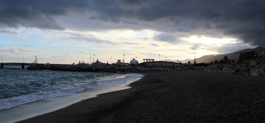 Cielo e nuvole al mare in autunno