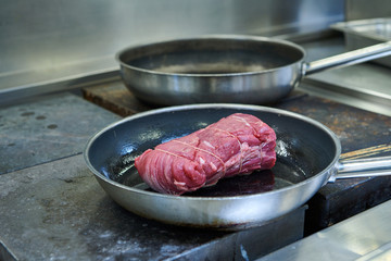 Rinderfilet in Pfanne in einer Großküche Küche im Restaurant Hotel