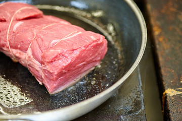 Rinderfilet in Pfanne in einer Großküche Küche im Restaurant Hotel