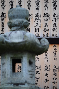 tempietto in pietra su sfondo di ideogrammi