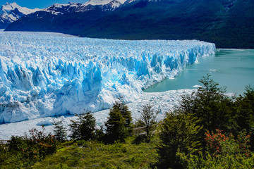 Vista del Glaciar Perito Moreno en la Patagonia Argentina. Paisaje patagónico con vista de glaciar.