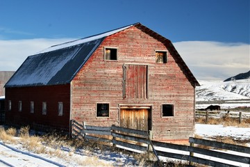 An old barn in the snow country © Marcy