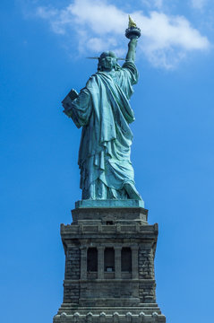 La estatua de la Libertad de espaldas