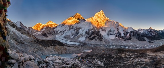 Panoramische opname van de Khumbu-gletsjer en de Everest. Lhoste met een strakblauwe lucht op de achtergrond