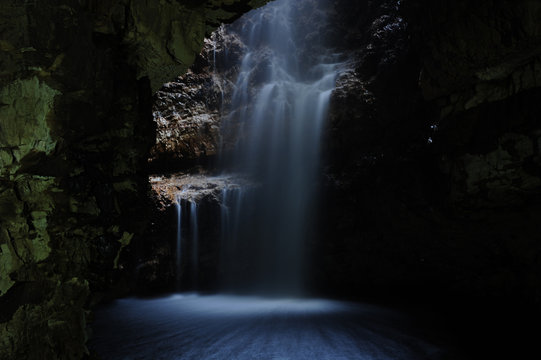 La cascata di Smoo Cave in Scozia