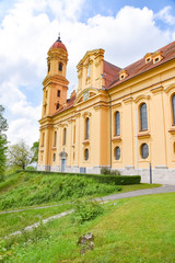 Fototapeta na wymiar Alte restaurierte gelbe Kirche im Allgäu