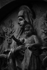 Madonna con bambino, rilievo architettonico consunto dal tempo