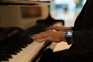 Obraz premium The pianist's hands play songs happily.