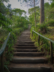 Obraz premium mniej uczęszczana droga prowadzi do niesamowitej, pięknej górskiej ścieżki