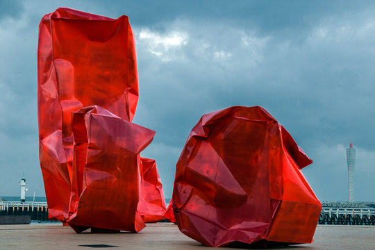 Famous sculpture composition Rock Strangers