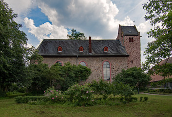 Fototapeta na wymiar Evangelische Kirche in Wixhausen in Darmstadt, Hessen, Deutschland