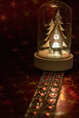 Dekorativ erleuchtetes Weihnachtshaus mit Sternen und glitzerndem Rentier erleuchtet die Adventszeit und lässt Kinderaugen strahlen mit Kerzenschein und warmem Kerzenlicht