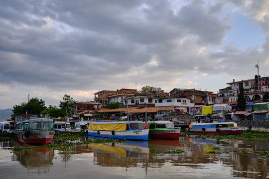 Embarcadero y vista a la Isla de Janitzio  en Patzcuaro Michoacan