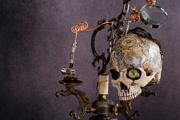 Teschio tatuato con inserti in rame e ingranaggi