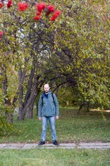 Naklejka premium A man in the autumn park for a walk.